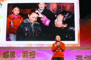 在昨天的第八屆深圳關(guān)愛(ài)行動(dòng)啟動(dòng)儀式上，孫影飽含深情地講述了她四年多來(lái)走過(guò)的心路歷程。深圳商報(bào)記者 范國(guó)瑞 攝